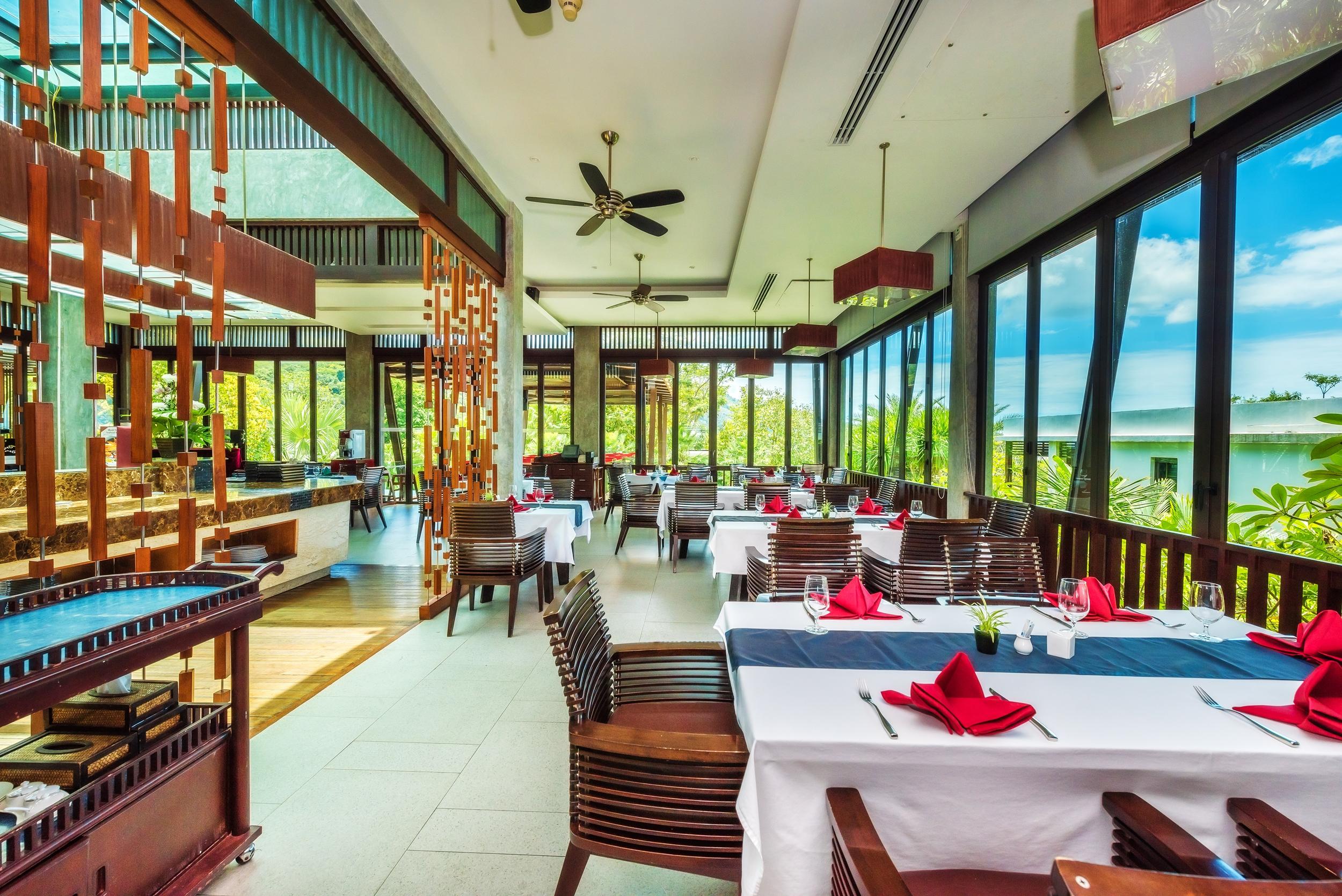 Wyndham Sea Pearl Resort, Phuket Patong Buitenkant foto The restaurant at the resort