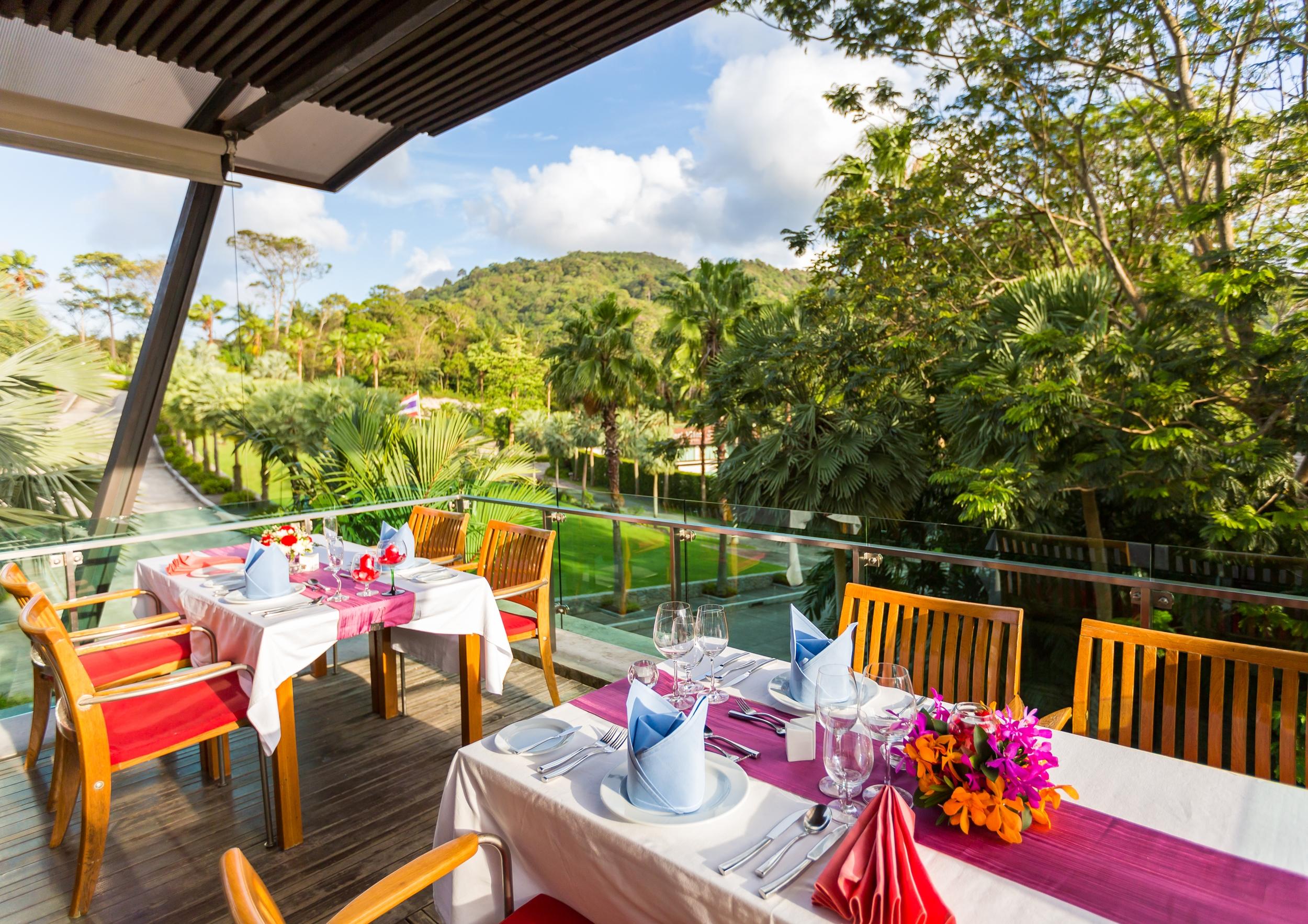 Wyndham Sea Pearl Resort, Phuket Patong Buitenkant foto The restaurant at the resort