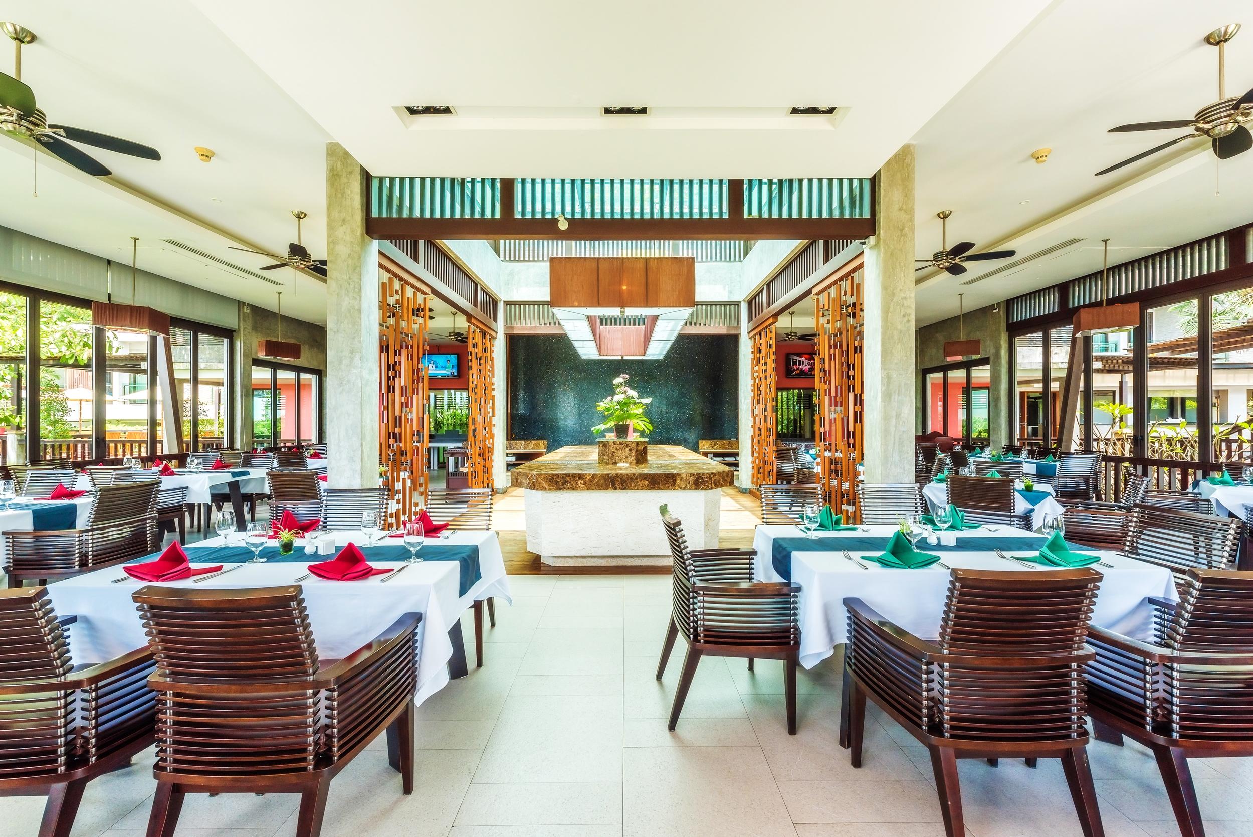 Wyndham Sea Pearl Resort, Phuket Patong Buitenkant foto The restaurant at the hotel