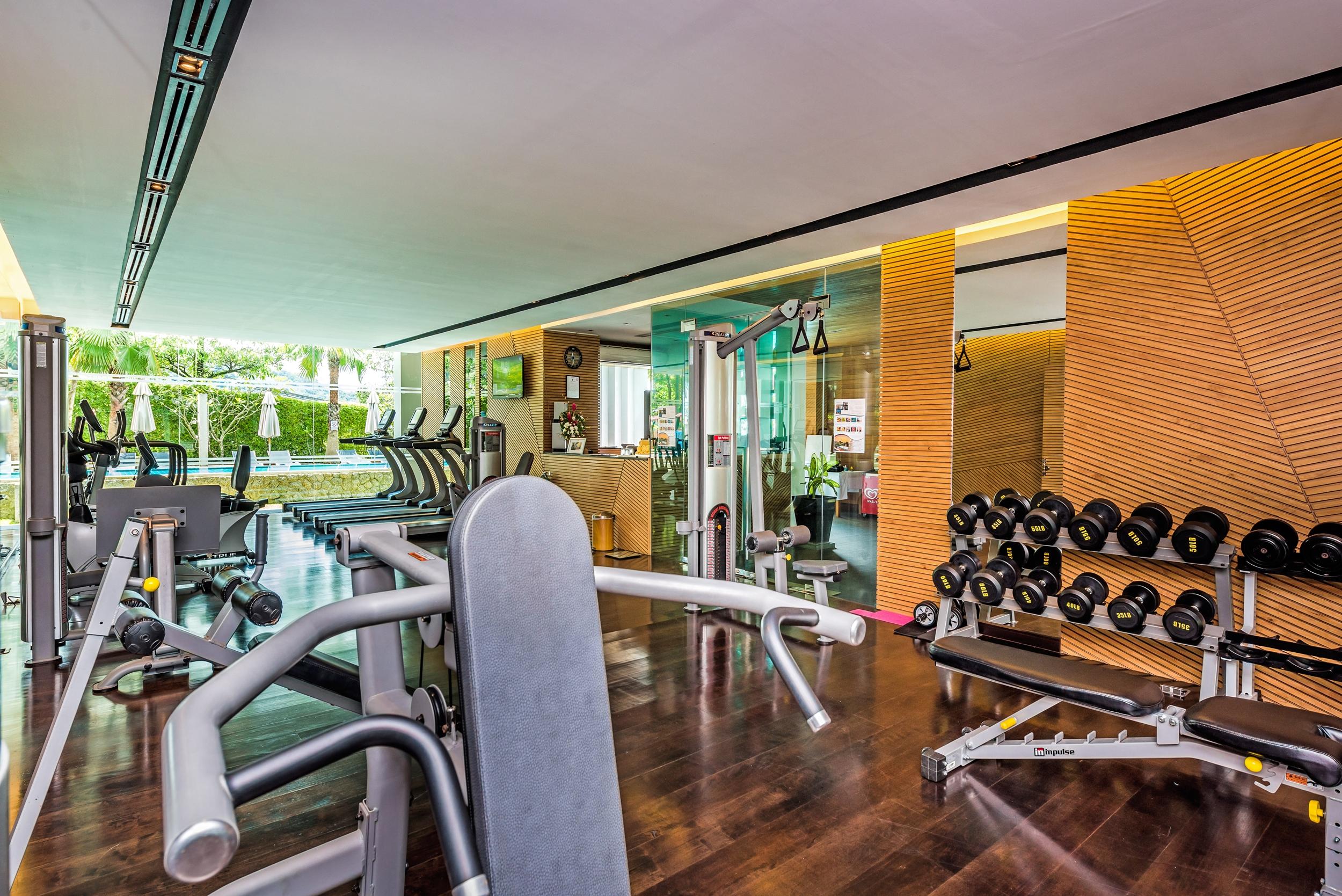 Wyndham Sea Pearl Resort, Phuket Patong Buitenkant foto The gym at the hotel