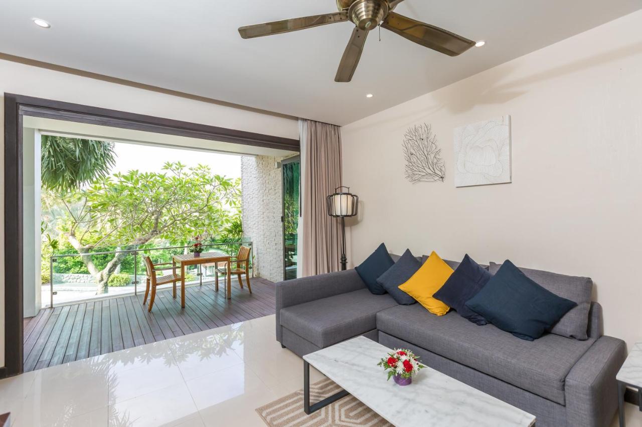 Wyndham Sea Pearl Resort, Phuket Patong Buitenkant foto A living room with a ceiling fan