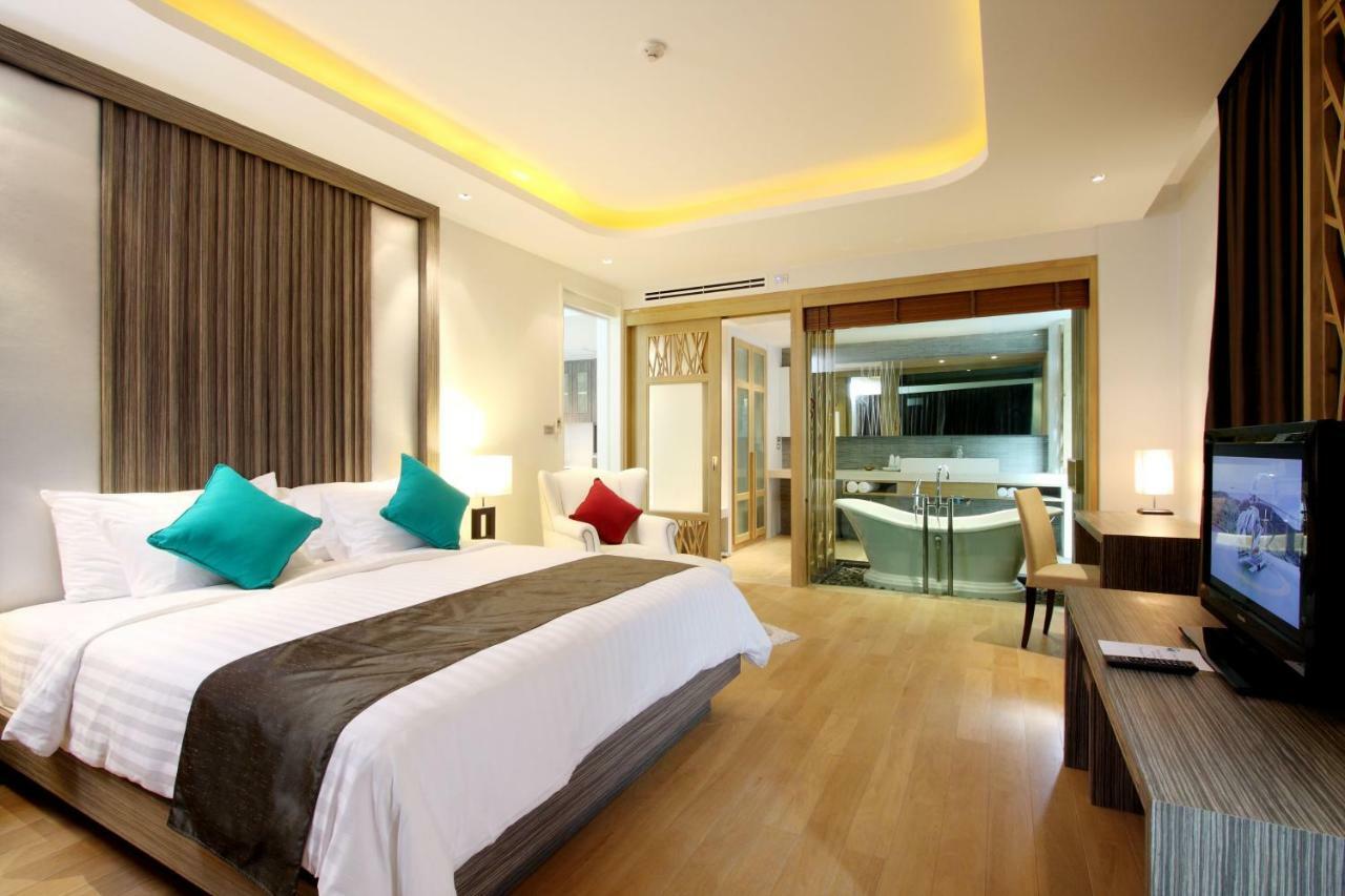 Wyndham Sea Pearl Resort, Phuket Patong Buitenkant foto Deluxe Suite