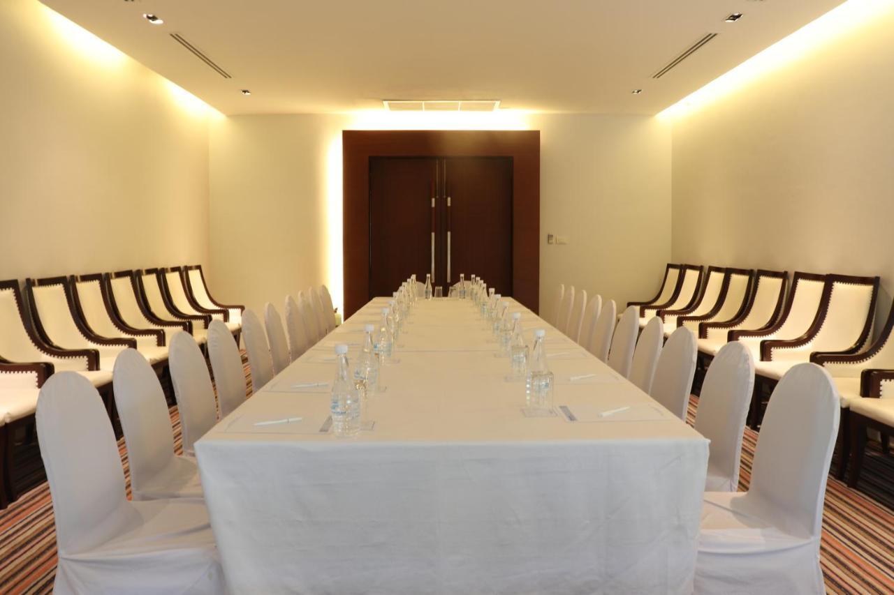 Wyndham Sea Pearl Resort, Phuket Patong Buitenkant foto A meeting room at a hotel